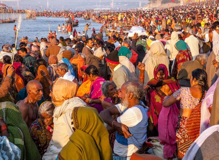 Khumb Mela, multidão com milhares de pessoas junto ao Sangam