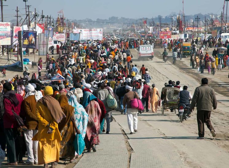 Khumb Mela, multidão sobre estrada improvisada em terra batida