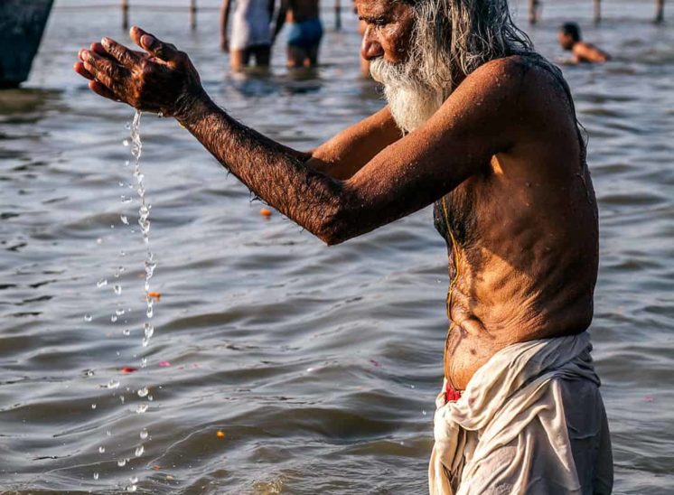 Khumb Mela, homem a banhar-se no rio Yamuna