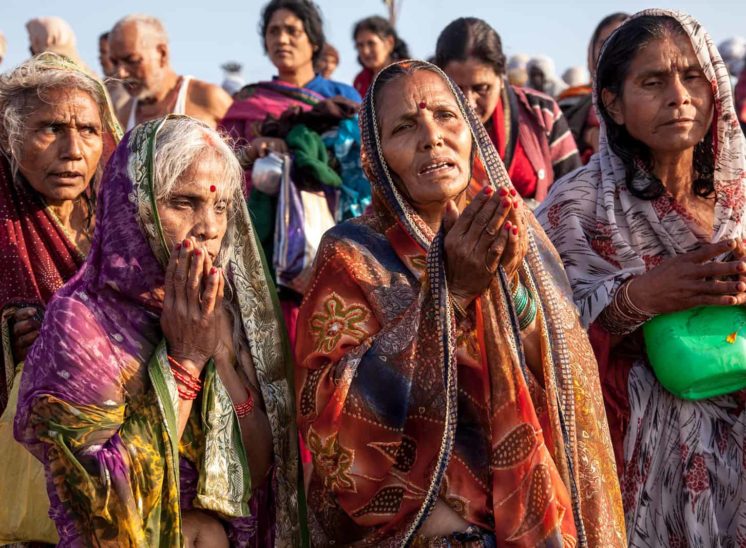 Khumb Mela, grupo de mulheres a orar
