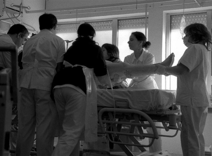 Hospital, equipa médica a reposicionar paciente para realizar Raio-X