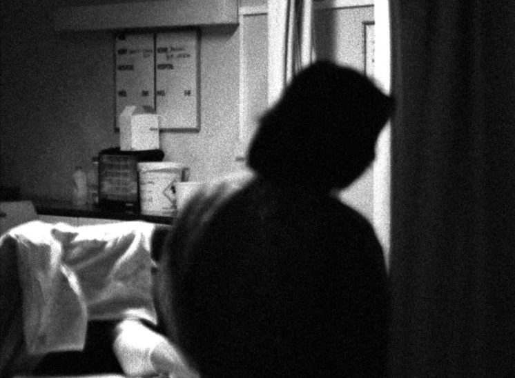 Hospital, médico num corredor durante a madrugada