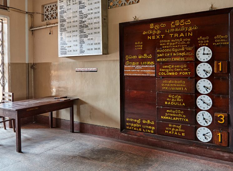 Sri Lanka, painel de madeira com os horários dos comboios na estação de Kandy