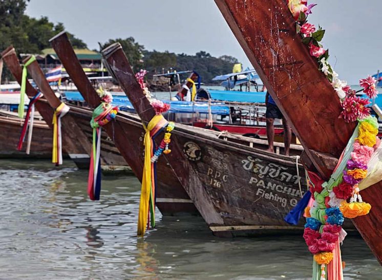 Tailândia, barcos decorados na baia Loh Dalum nas ilhas Phi-Phi