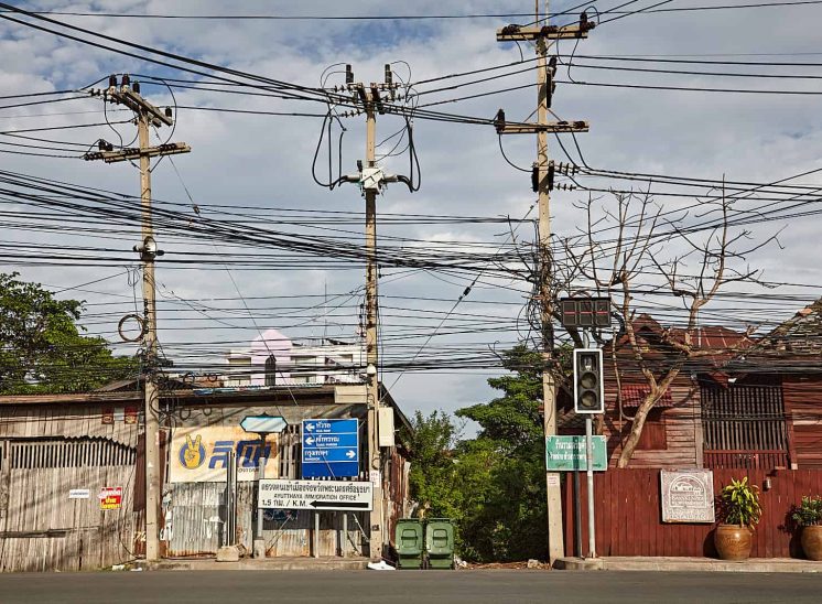 Tailândia, rua com emaranhado de cabos eléctricos