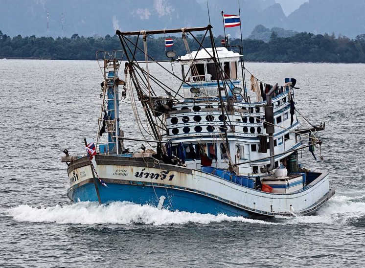 Tailândia, barco de pesca na região de Krabi