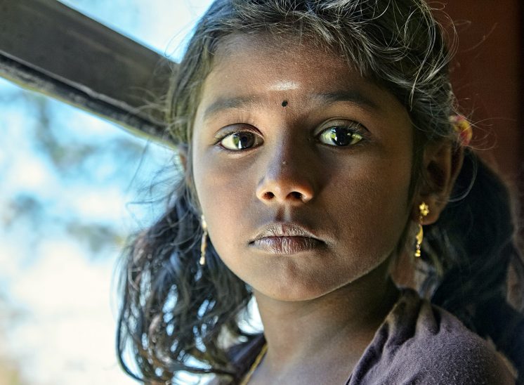 Sri Lanka, rapariga junto à janela de um comboio