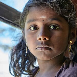 Sri Lanka, rapariga junto à janela de um comboio