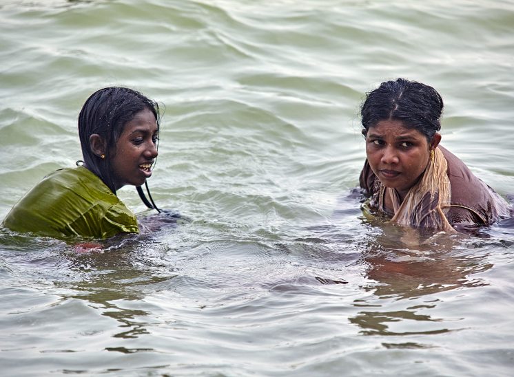 Sri Lanka, raparigas a tomar banho numa praia