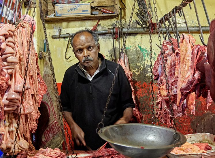 Sri Lanka, carne pendurada e talhante num mercado