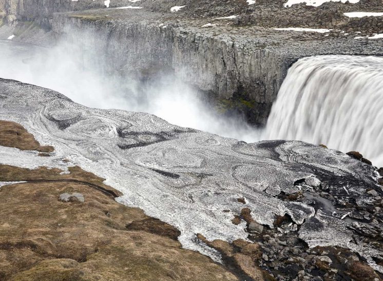 Islândia, cascata Dettifoss com spray da água e gelo