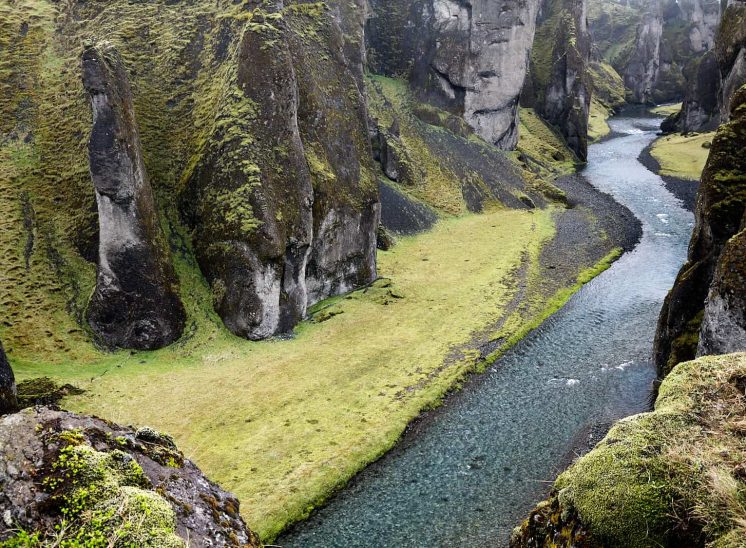 Islândia, rio e rochas no desfiladeiro Fjadrargljufur