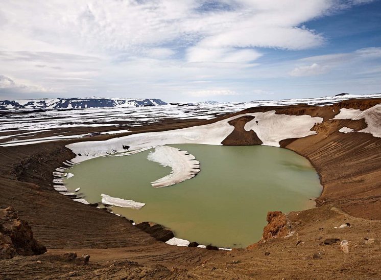Islândia, lago verde na cratera Viti da zona geotermal do Krafla