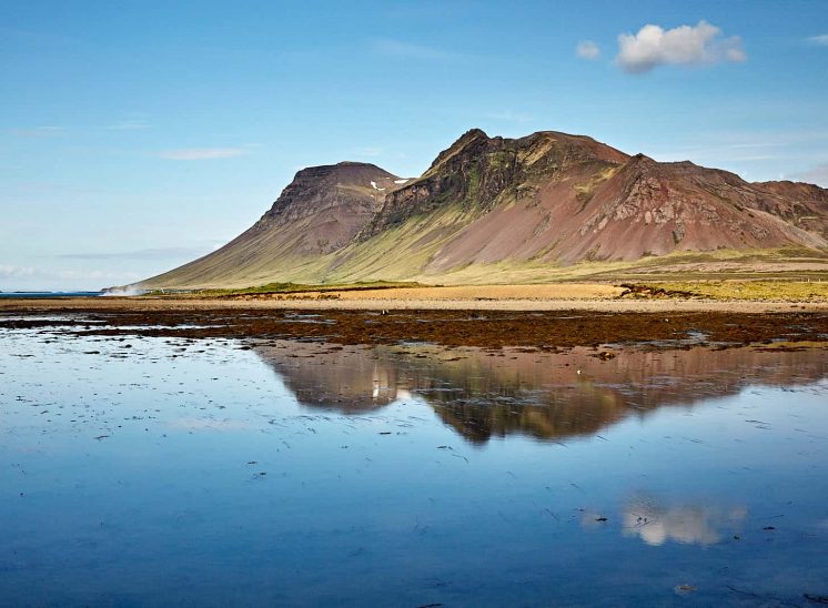 Islândia, montanhas em paisagem vulcânica perto na estrada nr. 558