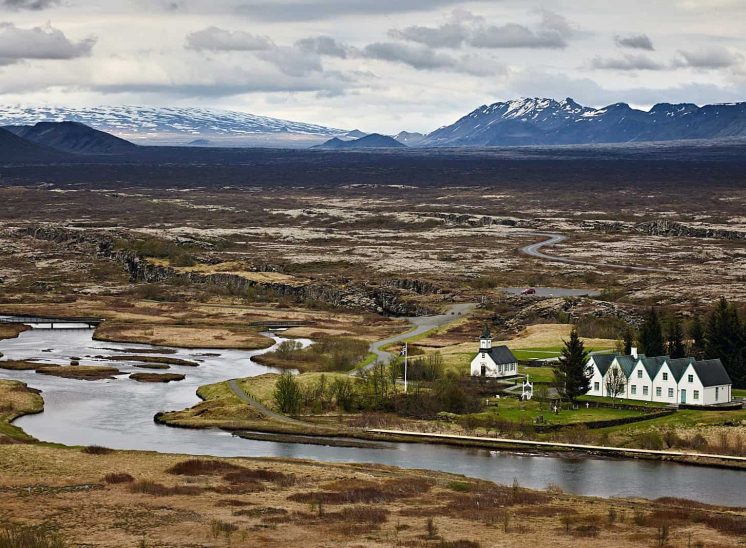 Islândia, casas, rios e montanhas no parque nacional de Þingvellir