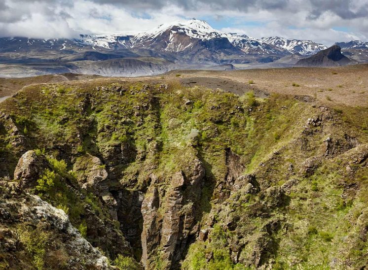 Islândia, montanhas nevadas e cratera de vulcão em Þórsmörk