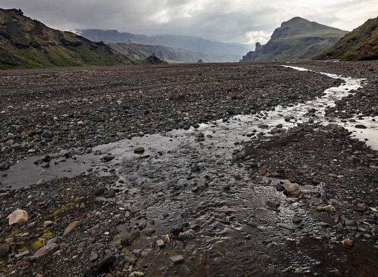 Islândia, água e pedras no leito de um rio em Þórsmörk