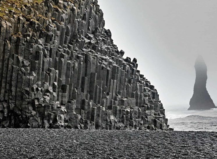 Islândia, rochas segmentadas na praia Reynisfjara
