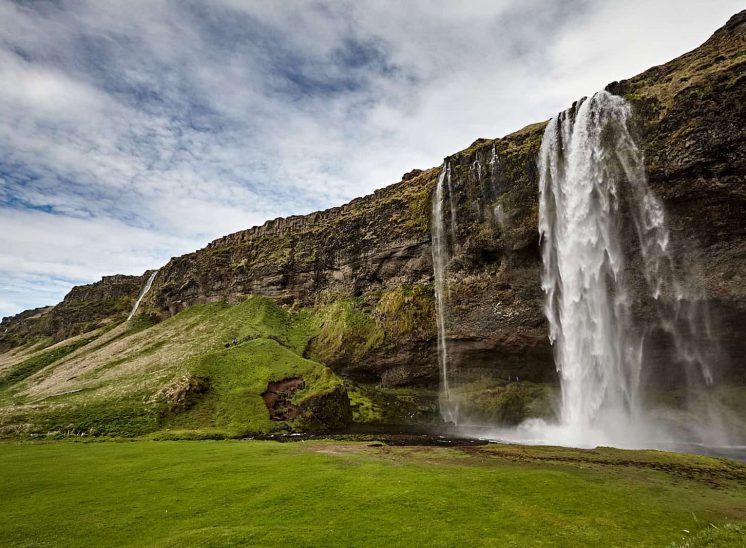 Islândia, cascata à esquerda de Seljalandsfoss
