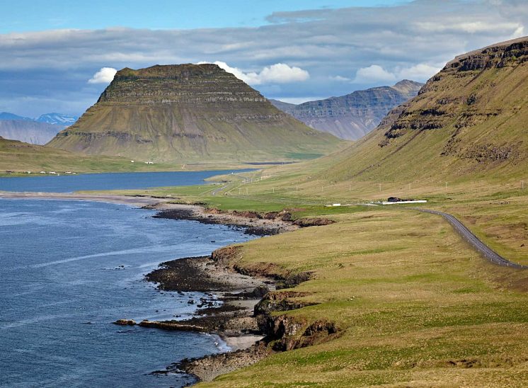 Islândia, estrada para a montanha Kirkjufell