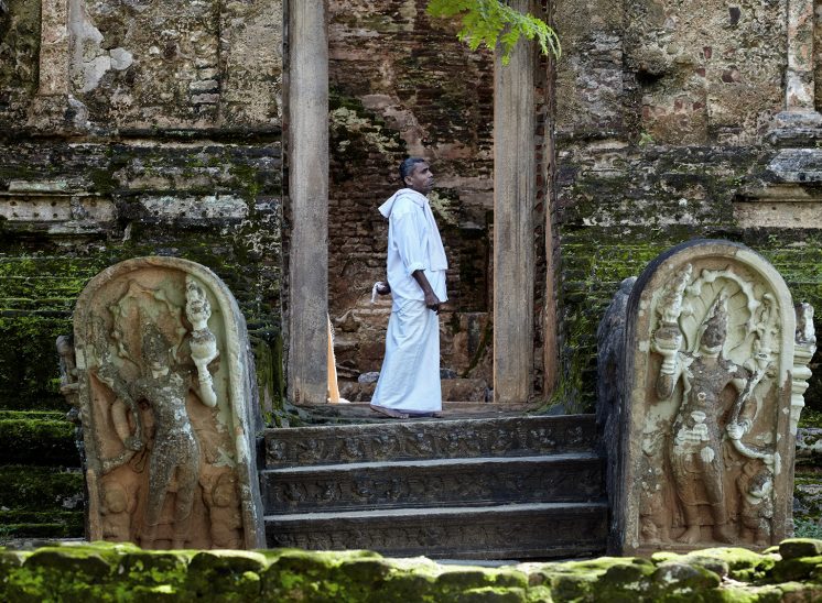 Sri Lanka, homem a explorar as ruínas de Polonnaruwa