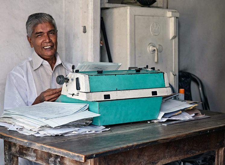 Sri Lanka, homem com a sua velha máquina de escrever