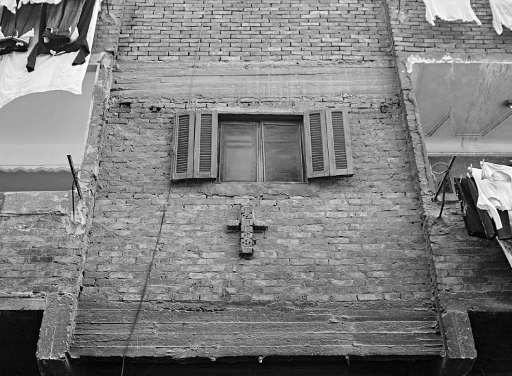 Mokattam Zabbaleen, cruz sobre prédio ainda em tijolo