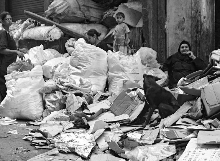 Mokattam Zabbaleen, família selecionando papelão para reciclar