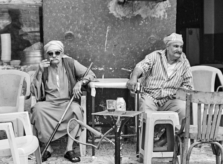 Mokattam Zabbaleen, homens a descansar num café onde se fuma shisha