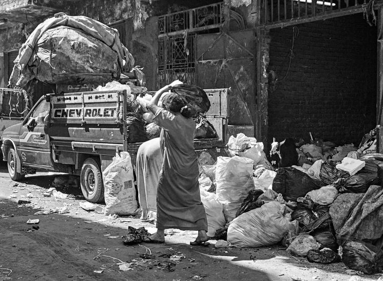 Mokattam Zabbaleen, mulher a carregar lixo