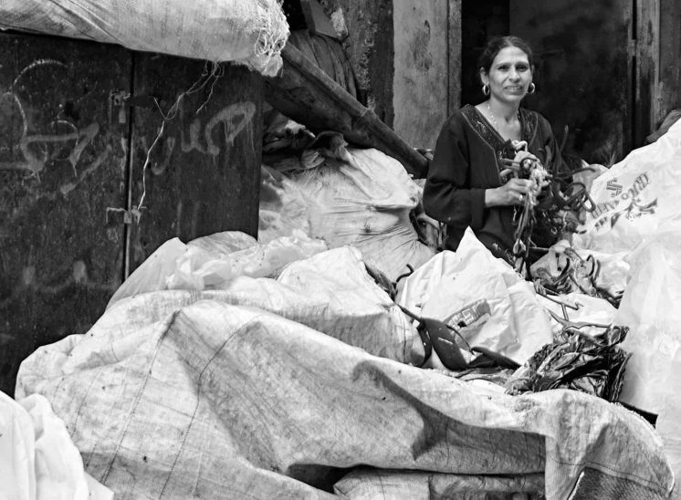 Mokattam Zabbaleen, mulher a seleccionar lixo