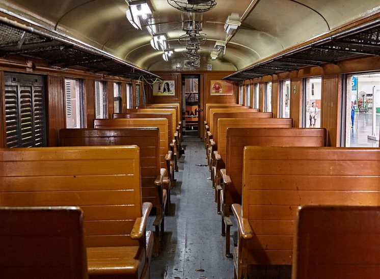 Tailândia, comboio antigo com bancos em madeira na estação Hua Lamphong