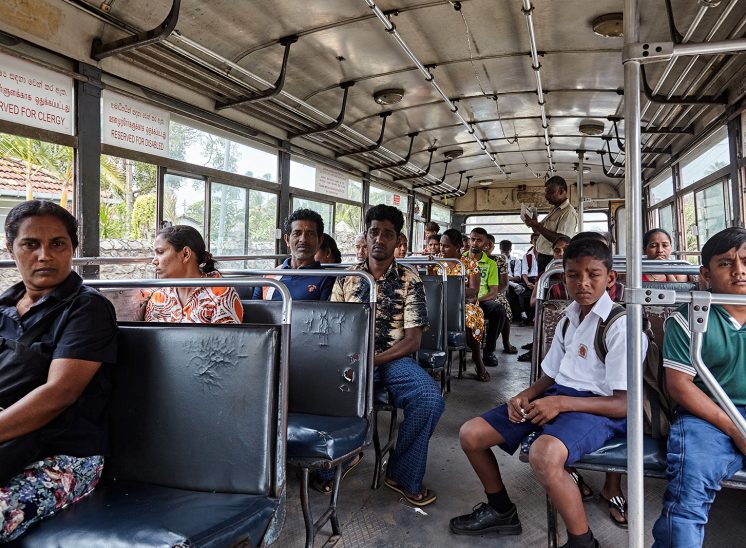 Sri Lanka, pessoas no interior de um autocarro em Negombo