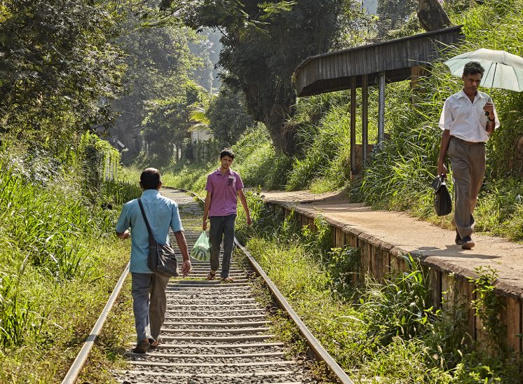 Sri Lanka, pessoas a caminhar na linha de comboio