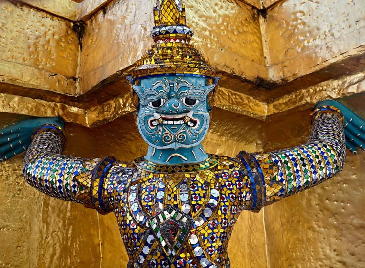 Tailândia, estátua de um dos Chedi dourados, em Wat Phra Kaew, Banguecoque