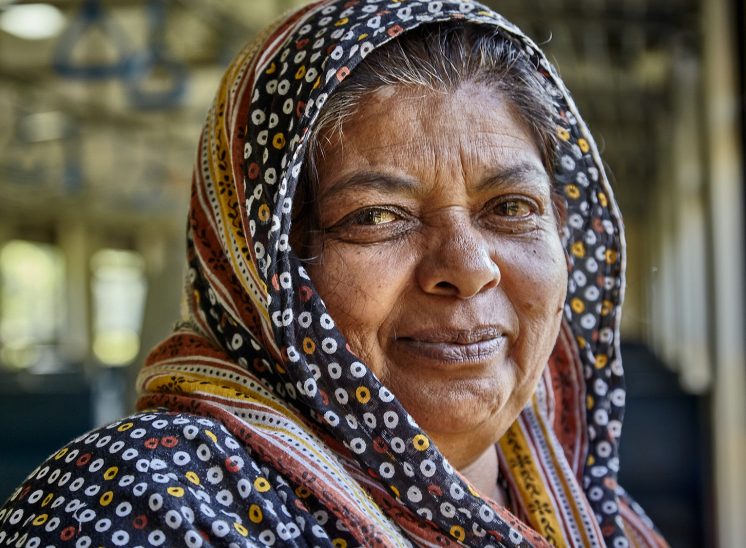 Sri Lanka, retrato de mulher vestida com um belo Sari