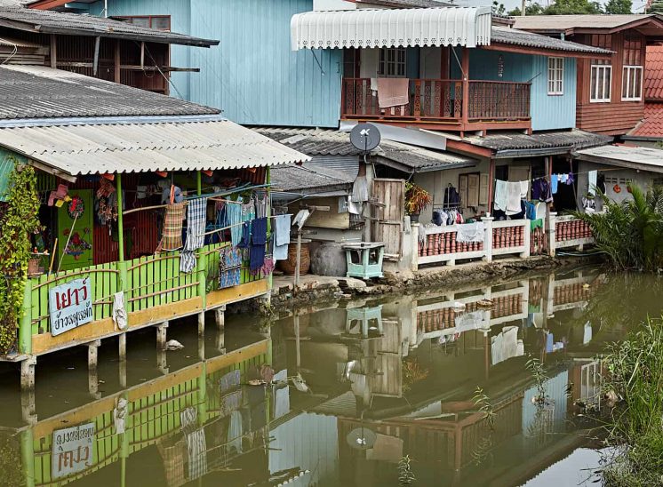 Tailândia, casas junto à margem de um rio
