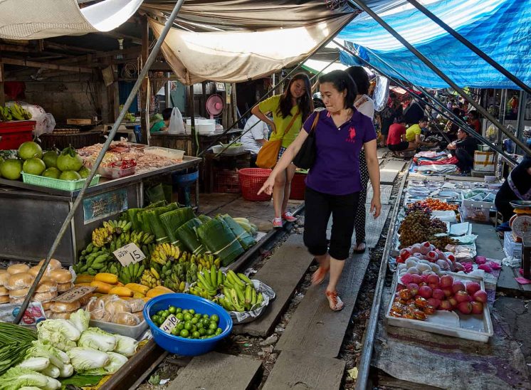 Tailândia, clientes a caminhar no mercado Samut Songkhram
