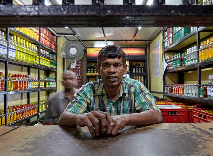 Sri Lanka, vendedor em loja de venda de bebidas alcoólicas