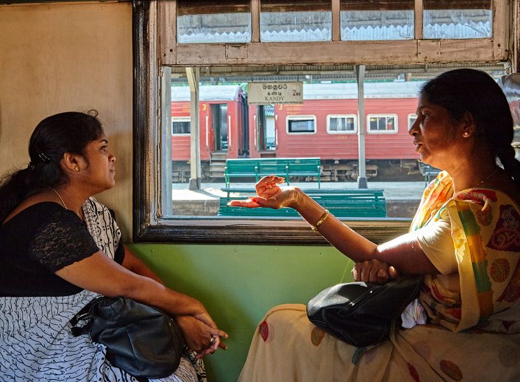 Sri Lanka, mulheres à conversa no interior de um comboio parado em Kandy