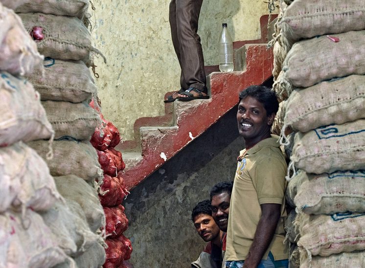 Sri Lanka, trabalhadores no interior de um armazém de comércio de batatas em Colombo